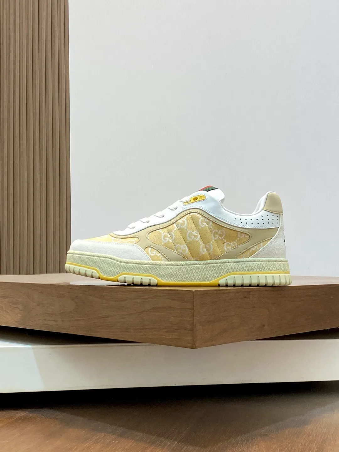 Men's Shoes 💰660 𝐆𝐮𝐜𝐜𝐢 𝐑𝐞-𝐖𝐞𝐛 As the first sneaker created by Sabato De Sarno for Gucci, the Re-Web series reinterprets the brand's classic stripes and sets off the modern silhouette design with bold and unique details. These shoes are crafted from white leather. This new sneaker is ingeniously decorated with many of the brand's classic details, and is equipped with a bright red and green webbing tongue, which will make people fall in love at first sight. White leather treated with a special process for softness and luster, with an embossed grainy texture. Script Gucci logo and interlocking G web label with Interlocking G and script Gucci logo. Rubber outsole with interlocking G detail eyelets. Web tongue. Size: 39-44 (customized for sizes 38 and 45)